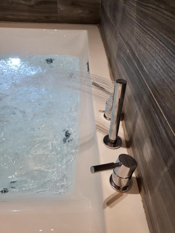 Fabilicious Suites - 2 Apartments- Romantic Jacuzzi & Spacious Family Comfort 아테네 외부 사진