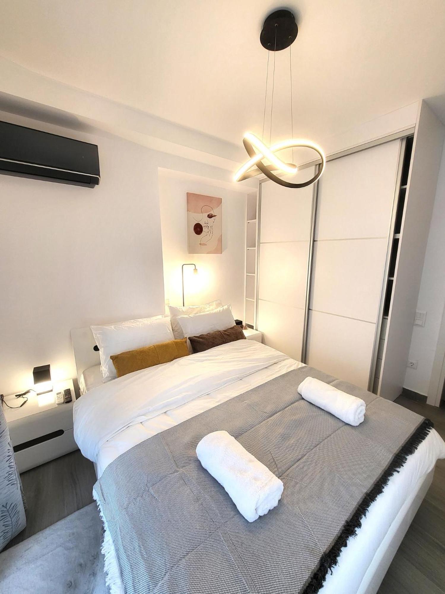 Fabilicious Suites - 2 Apartments- Romantic Jacuzzi & Spacious Family Comfort 아테네 외부 사진